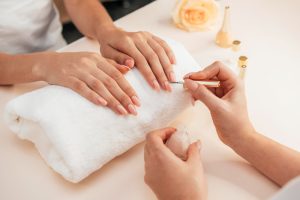 Tutorial step-by-step realizza una nail art floreale