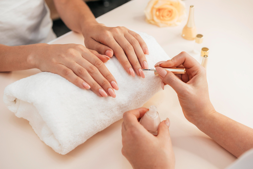 Tutorial step-by-step realizza una nail art floreale